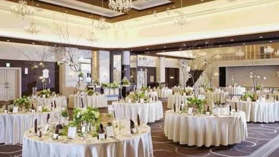 大宮の結婚式披露宴でマジシャンが回遊型テーブルマジックを実施